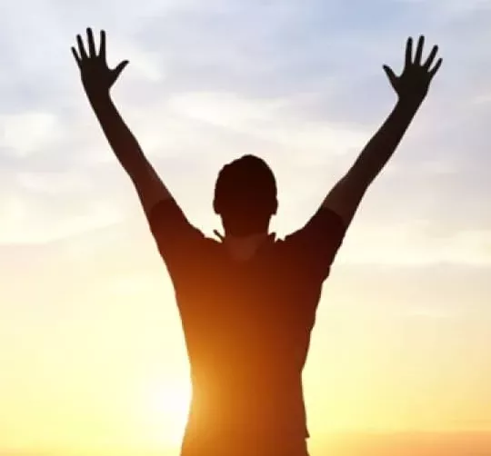 человек с поднятыми вверх руками.